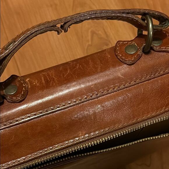 I Medici Italian Leather Messenger Bag with Adjustable Strap - Picture 9 of 14